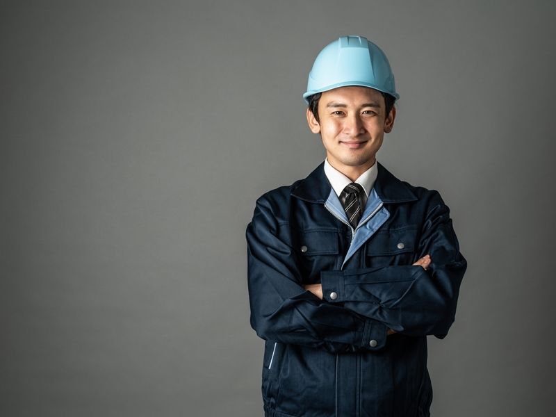 ヘルメットを被った男性